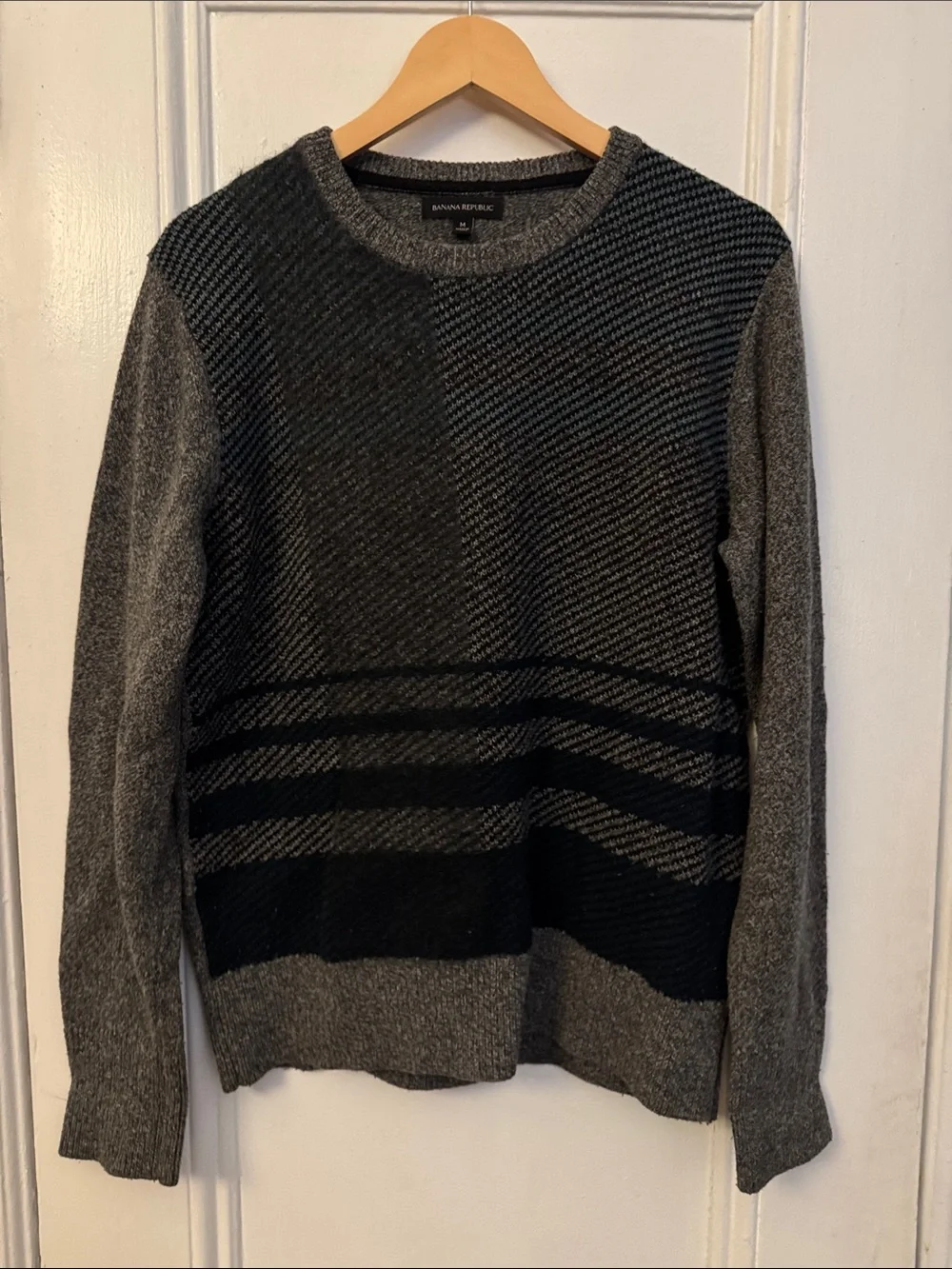 Banana Republic Men's Charcoal & Black Patterned Crewneck Sweater. M